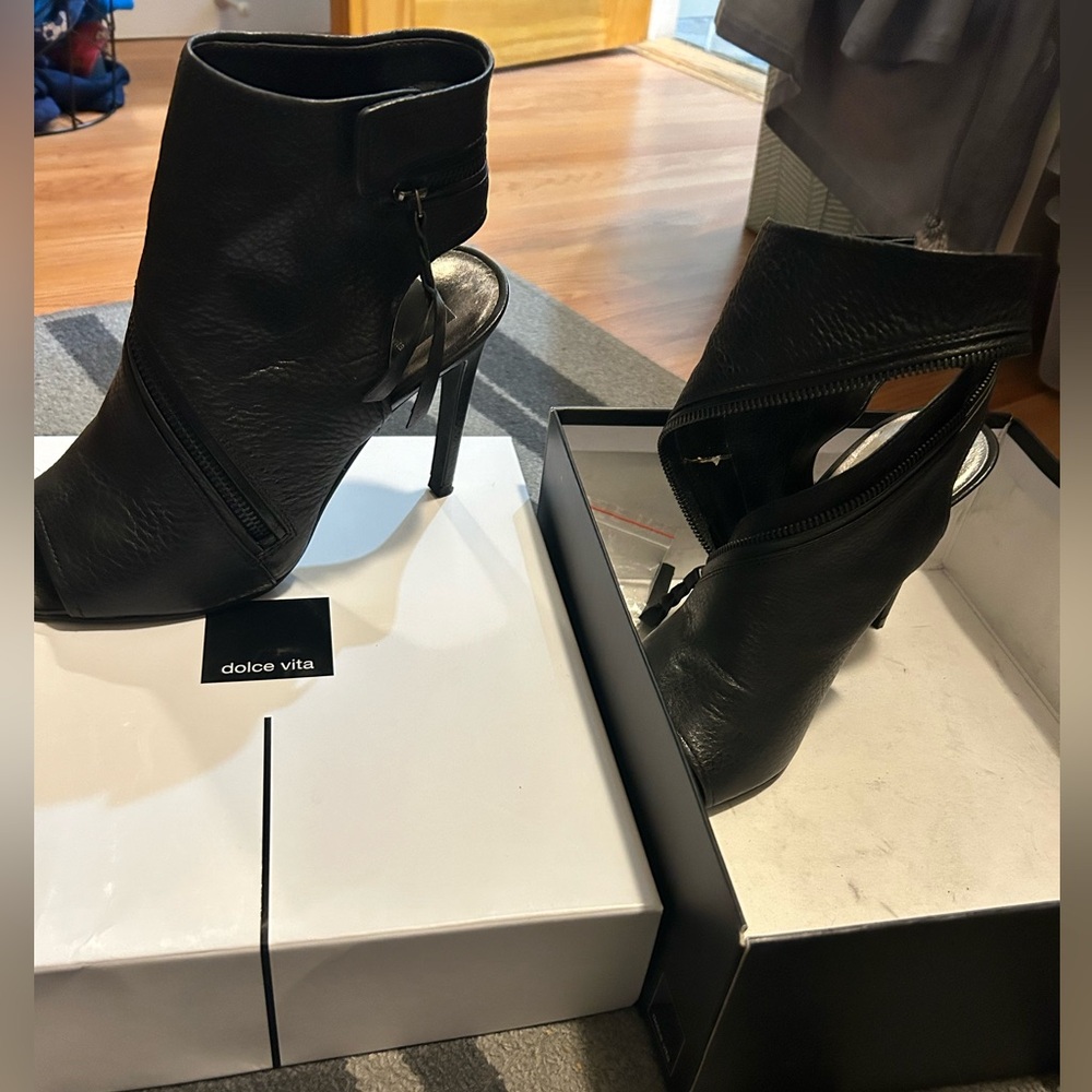 Dolce vita healed zippered sandals in black